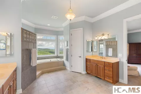 Bath - 112 Willowbrook Ct, Highlands, NC 28741 photo 4 of 6