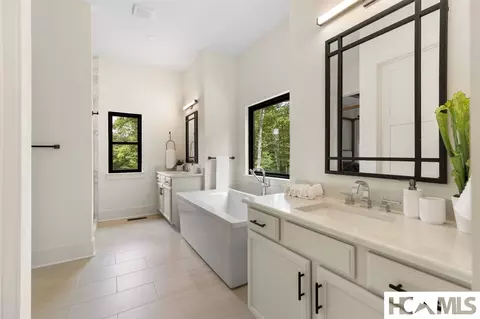 Bath - 429 Hardscrabble Ridge Rd, Highlands, NC 28741 photo 7 of 10