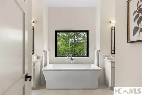 Bath - 429 Hardscrabble Ridge Rd, Highlands, NC 28741 photo 2 of 10