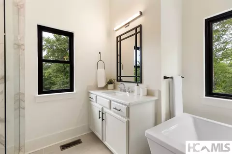 Bath - 429 Hardscrabble Ridge Rd, Highlands, NC 28741 photo 5 of 10