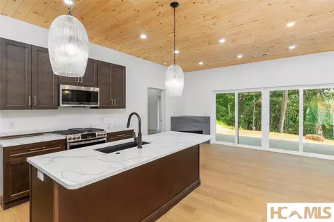 Kitchen - 199 Mountain Laurel Rdg #2, Franklin, NC 28734 photo 3 of 8