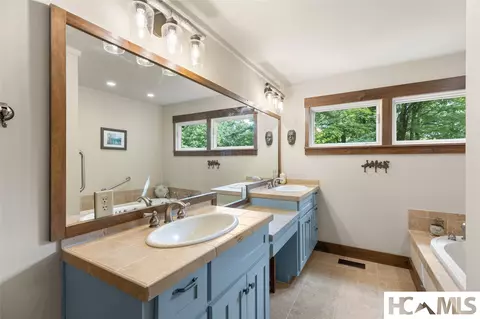 Bath - 127 High View Rd, Cashiers, NC 28717 photo 3 of 5