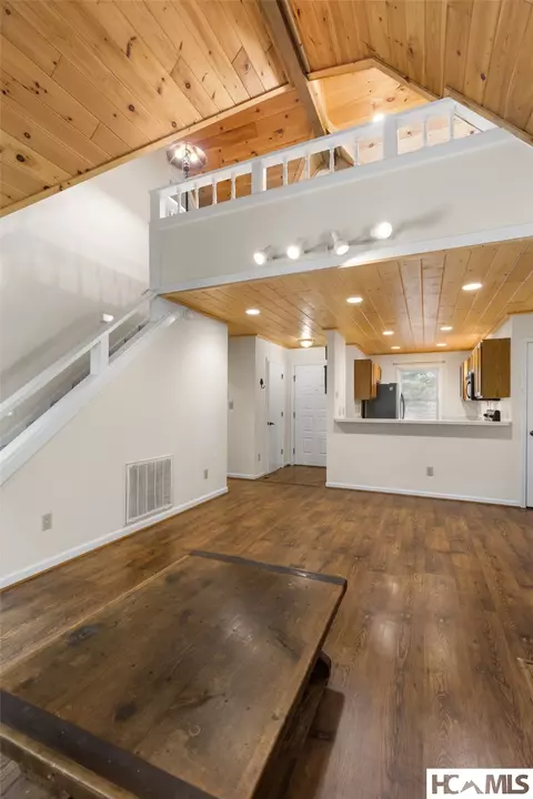 Living - 43 Kiwi Ln #12, Sapphire, NC 28774 photo 8 of 10