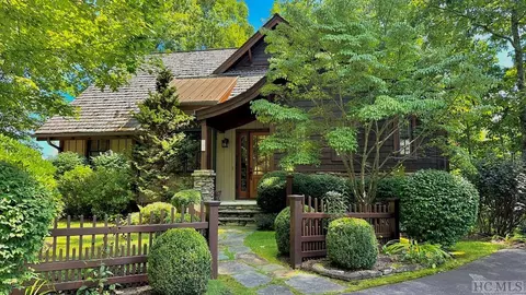 104 Upper Cottage Ln, Highlands, NC 28741