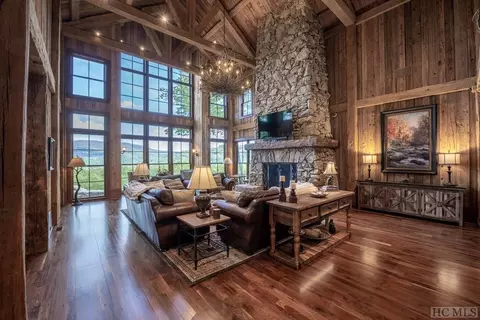122 Stove Pipe Ct, Cashiers, NC 28717