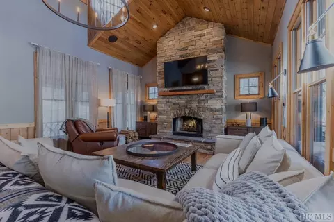 262 Catesby Trl, Cashiers, NC 28717