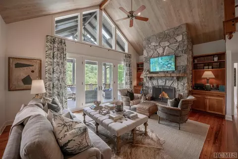 199 W Rochester Dr, Cashiers, NC 28717