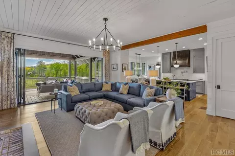 616 Glencove Dr, Cashiers, NC 28717