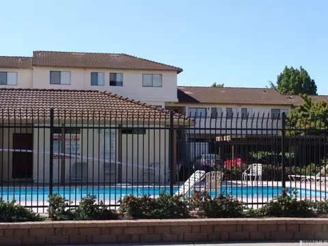 5050 Valley Crest Dr #61, Concord, CA 94521