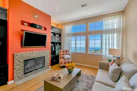 35 Outlook Cir, Pacifica, CA 94044