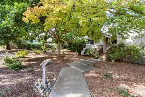 40 Woods Ln, Los Altos, CA 94024