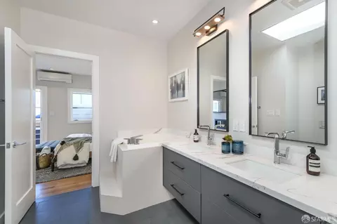 Bath - 462 Sanchez St, San Francisco, CA 94114 photo 3 of 5