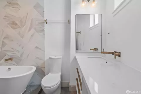 Bath - 672 Clipper St #1, San Francisco, CA 94114 photo 2 of 4