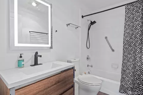 Bath - 672 Clipper St #1, San Francisco, CA 94114 photo 4 of 4