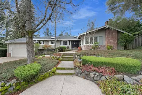798 Crossbrook Dr, Moraga, CA 94556