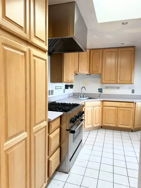 Kitchen - 1718 45th Ave, San Francisco, CA 94122 photo 5 of 8