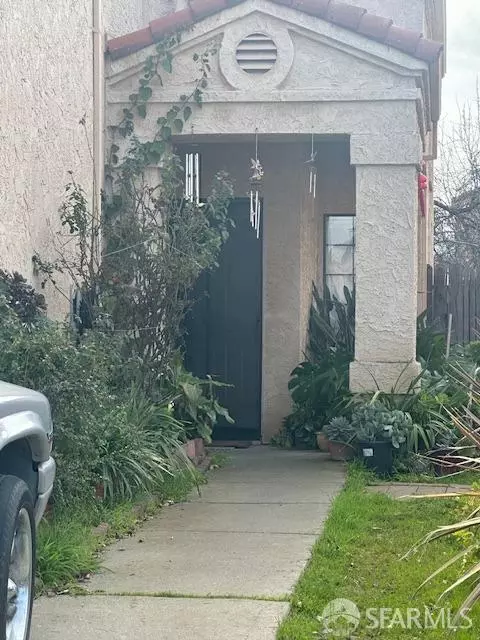Exterior - 1008 Burnham Dr, Pittsburg, CA 94565 photo 4 of 7