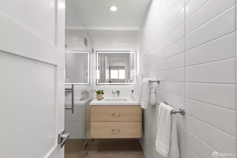 Bath - 452 Dellbrook Ave, San Francisco, CA 94131 photo 1 of 9