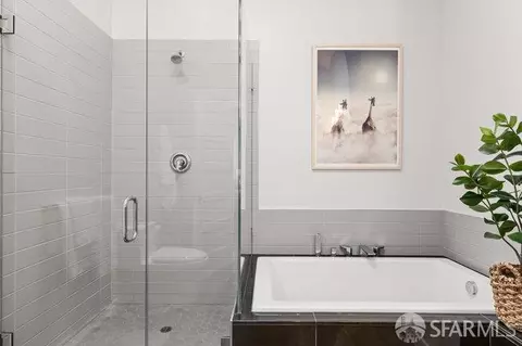 Bath - 469 Clipper St, San Francisco, CA 94114 photo 6 of 8
