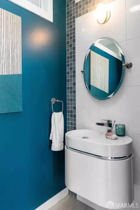 Bath - 469 Clipper St, San Francisco, CA 94114 photo 1 of 8
