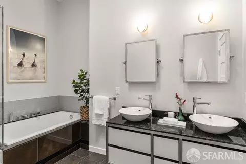Bath - 469 Clipper St, San Francisco, CA 94114 photo 3 of 8