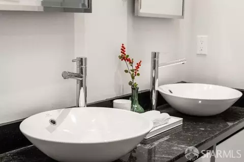 Bath - 469 Clipper St, San Francisco, CA 94114 photo 4 of 8