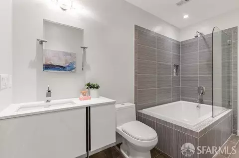 Bath - 469 Clipper St, San Francisco, CA 94114 photo 8 of 8