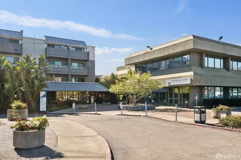 7 Embarcadero St W #308, Oakland, CA 94607