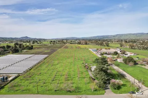 985 Rucker Ave, Gilroy, CA 95020 photo 2