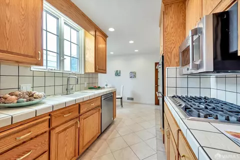 Kitchen - 2455 22nd Ave, San Francisco, CA 94116 photo 3 of 4