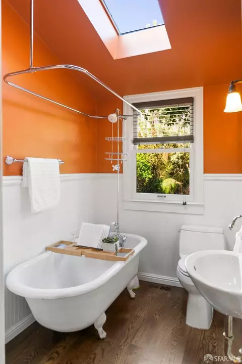 Bath - 224 Bennington St, San Francisco, CA 94110 photo 2 of 7