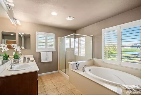 Bath - 2111 Chicory Dr, Oakley, CA 94561 photo 2 of 5