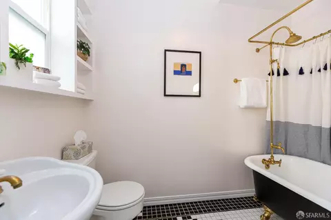 Bath - 1429 Chestnut St, Oakland, CA 94607 photo 1 of 1