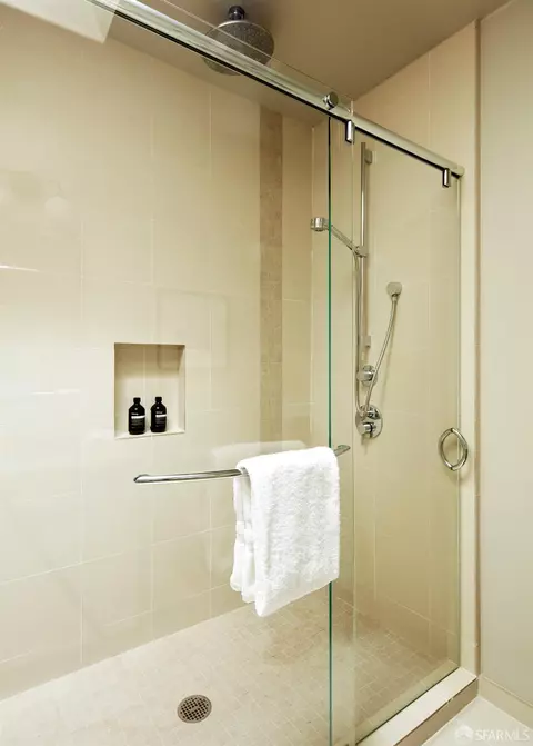Bath - 573 Diamond St, San Francisco, CA 94114 photo 2 of 4