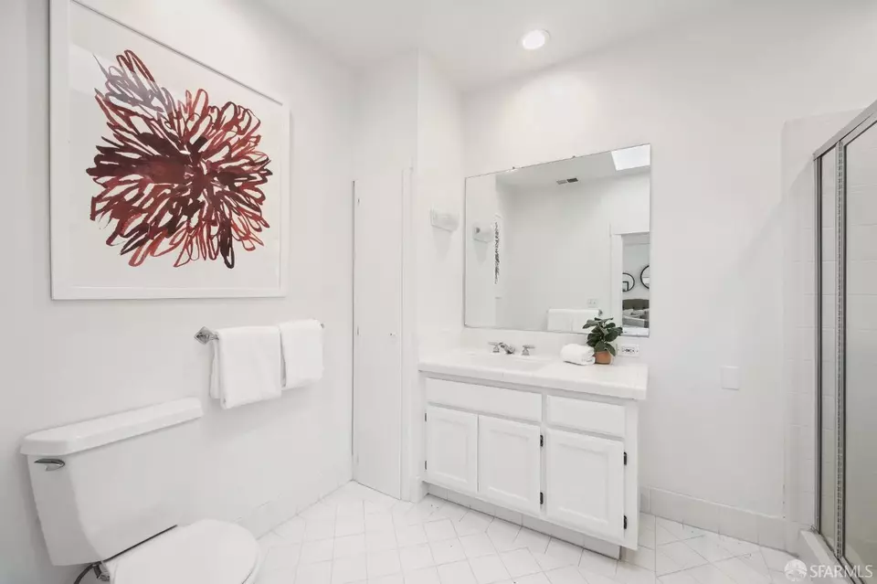 Bath - 546 Elizabeth St, San Francisco, CA 94114 photo 2 of 4