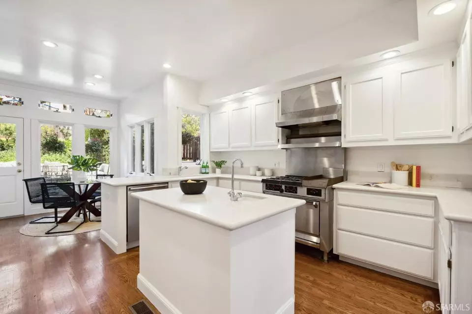 Kitchen - 546 Elizabeth St, San Francisco, CA 94114 photo 2 of 2