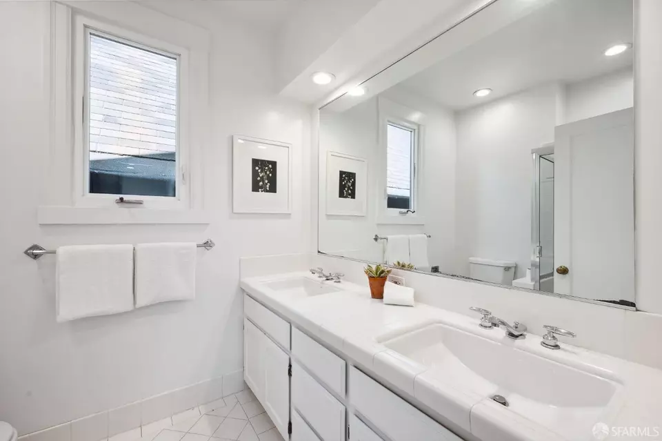 Bath - 546 Elizabeth St, San Francisco, CA 94114 photo 3 of 4