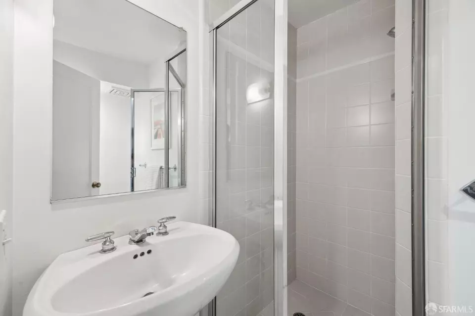 Bath - 546 Elizabeth St, San Francisco, CA 94114 photo 4 of 4