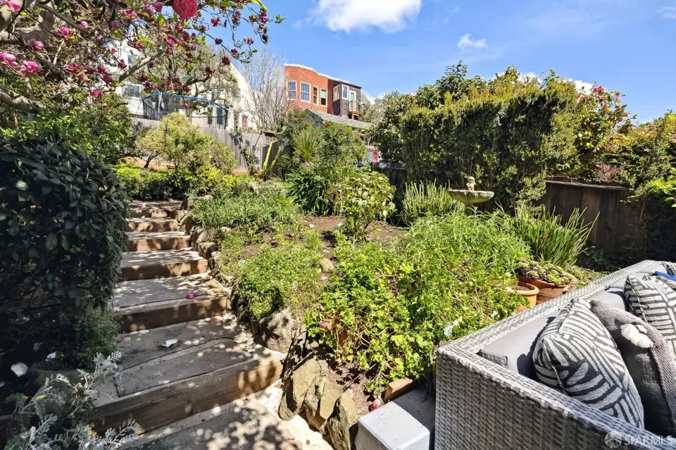 View/Area - 546 Elizabeth St, San Francisco, CA 94114 photo 1 of 2