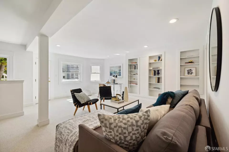 Living - 546 Elizabeth St, San Francisco, CA 94114 photo 6 of 6