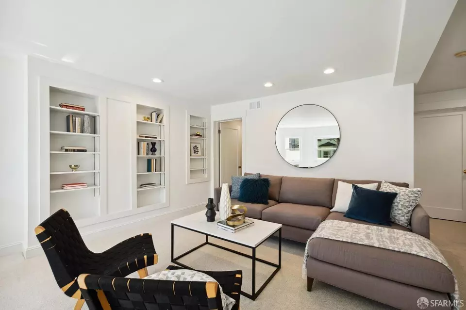 Living - 546 Elizabeth St, San Francisco, CA 94114 photo 5 of 6