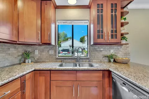 Kitchen - 4690 Devonshire Cmn, Fremont, CA 94536 photo 3 of 4