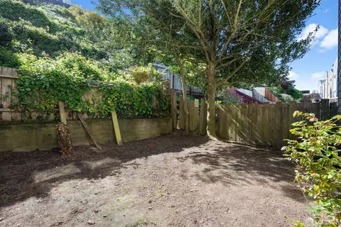 Exterior - 900 Avalon Ave, San Francisco, CA 94112 photo 3 of 6