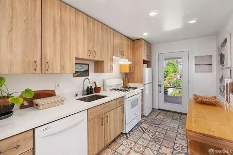 Kitchen - 609 Paris St, San Francisco, CA 94112 photo 1 of 2