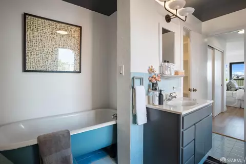 Bath - 146 Peralta Ave, San Francisco, CA 94110 photo 5 of 6