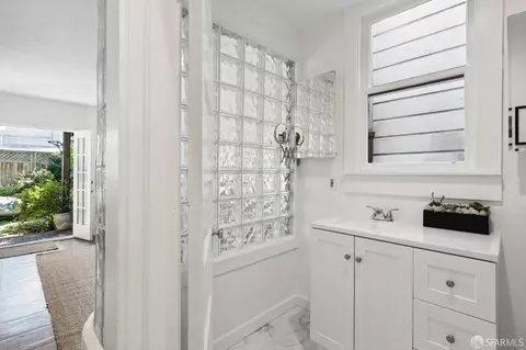 Bath - 461 Anderson St, San Francisco, CA 94110 photo 5 of 5