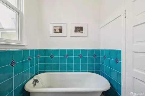 Bath - 461 Anderson St, San Francisco, CA 94110 photo 1 of 5