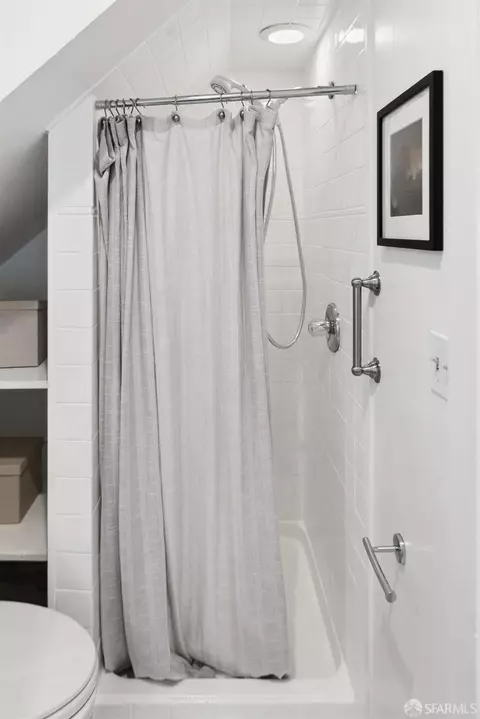 Bath - 461 Anderson St, San Francisco, CA 94110 photo 4 of 5