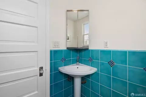 Bath - 461 Anderson St, San Francisco, CA 94110 photo 2 of 5