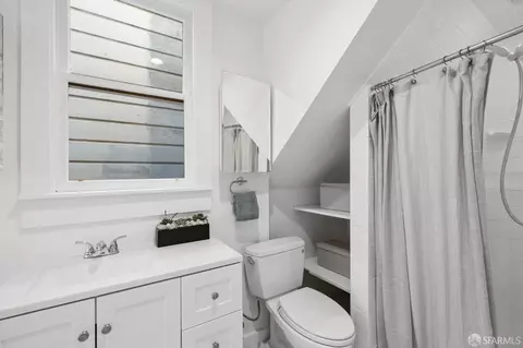 Bath - 461 Anderson St, San Francisco, CA 94110 photo 3 of 5